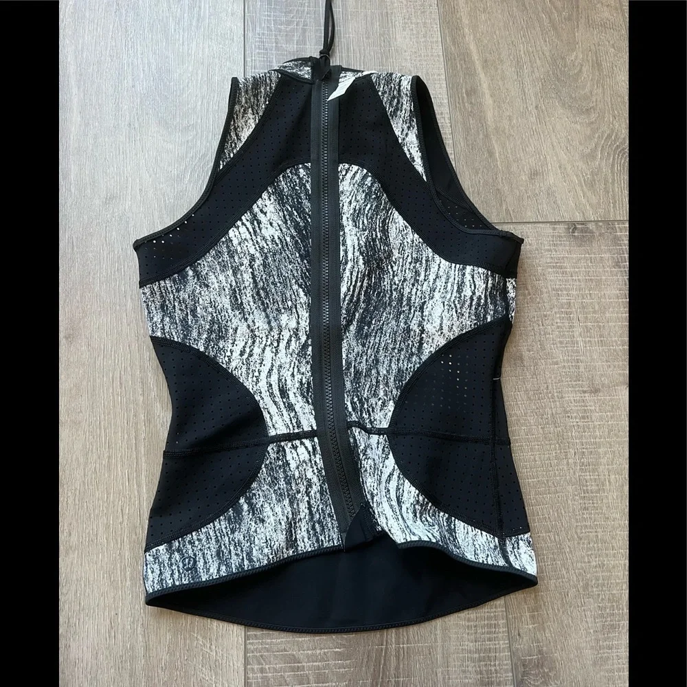 Lululemon Salty Swim Sleeveless Rashie in Black / Texture Twist White Black